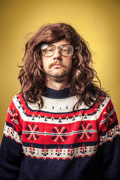 피곤했다 또는 눈을 가늘게 뜨고 보기 추한 1980 년대 남자 인물 불용부품 스웨터 - eyes narrowed 뉴스 사진 이미지