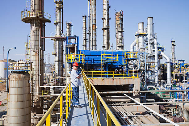 industria petrolchimica - valve chemical plant oil industry foto e immagini stock