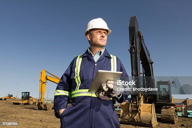 Construcción Y Pc Foto de stock y más banco de imágenes de Tableta digital - Tableta digital, Trabajador de construcción, Accesorio de cabeza