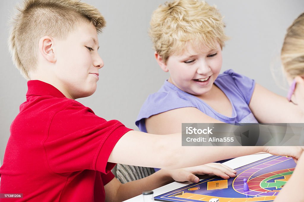 Группа дети играют в Настольная игра - Стоковые фото 10-11 лет роялти-фри