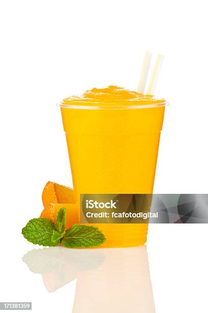 Batido De Orange Foto de stock y más banco de imágenes de Aplastado - Aplastado, Bar de zumos, Batido de frutas