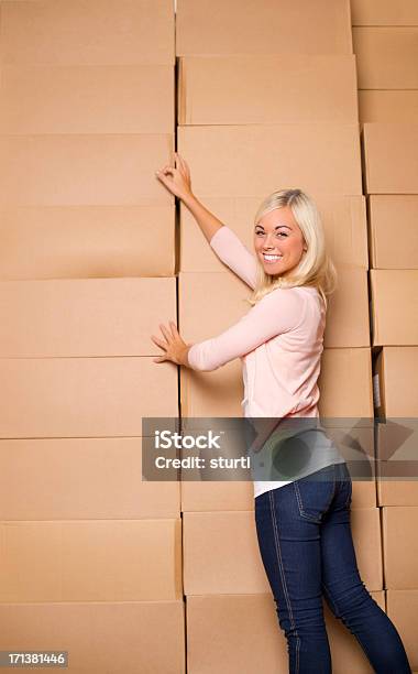 Photo libre de droit de Jeune Femme Avec Des Boîtes En Carton banque d'images et plus d'images libres de droit de Self-stockage - Self-stockage, 20-24 ans, Adolescent