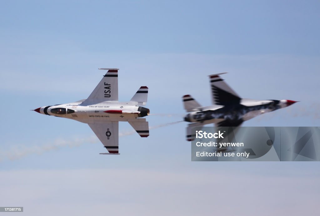 Thunderbirds Performing adverse de couteau Edge - Photo de Air Force Thunderbirds libre de droits