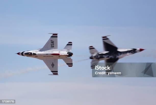Thunderbirds Wykonywania Nóż Do Przeciwległej Krawędzi Pass - zdjęcia stockowe i więcej obrazów Air Force Thunderbirds