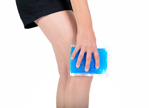 sac de glace sur le genou - physical injury sport human knee ice pack photos et images de collection