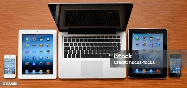 Продукты Apple — стоковые фотографии и другие картинки iPhone - iPhone, Ноутбук, Планшетный компьютер