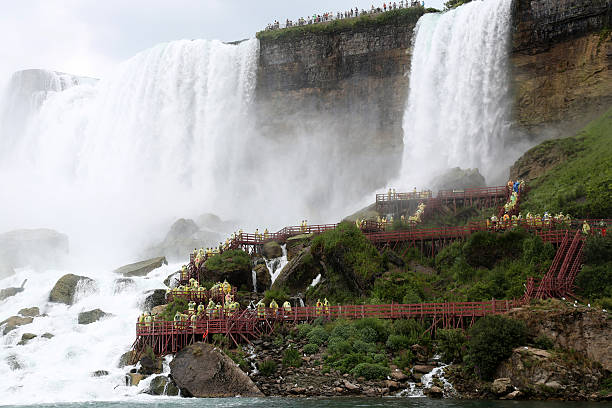 turisti alle cascate del niagara - bridal veil falls niagara foto e immagini stock