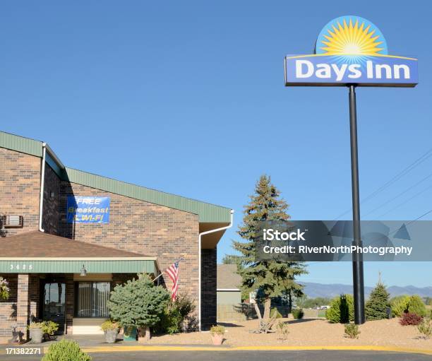 Days Inn Stockfoto und mehr Bilder von Aufnahme von unten - Aufnahme von unten, Blau, Colorado - Westliche Bundesstaaten der USA