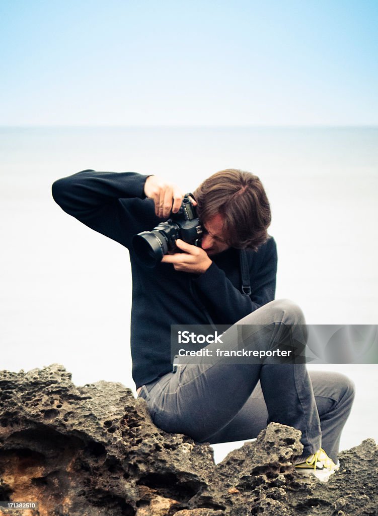 wildness photographe sur la roche - Photo de Adulte libre de droits