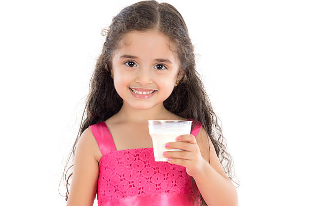 petite fille, boire du lait - milk child drinking little girls photos et images de collection