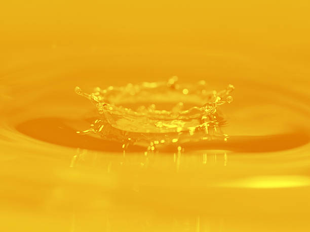 золотой цвет воды капли-large - foods and drinks simplicity purity clothing стоковые фото и изображения