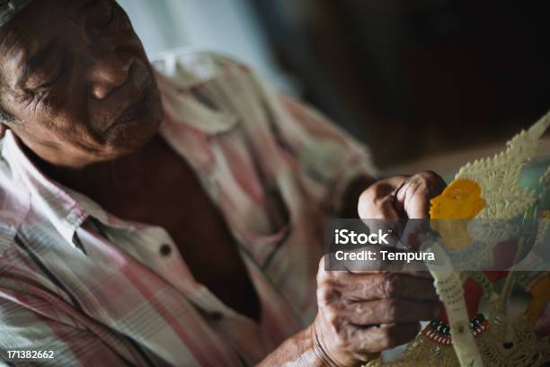 Yusoff Sombra De Vástago Cafetera Foto de stock y más banco de imágenes de Adulto - Adulto, Arte y artesanía, Artesano