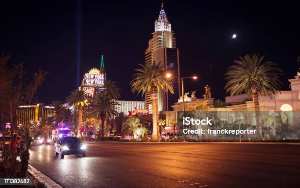 Strip De Las Vegas En La Noche Foto de stock y más banco de imágenes de Aire libre - Aire libre, Calle, Calle principal - Calle