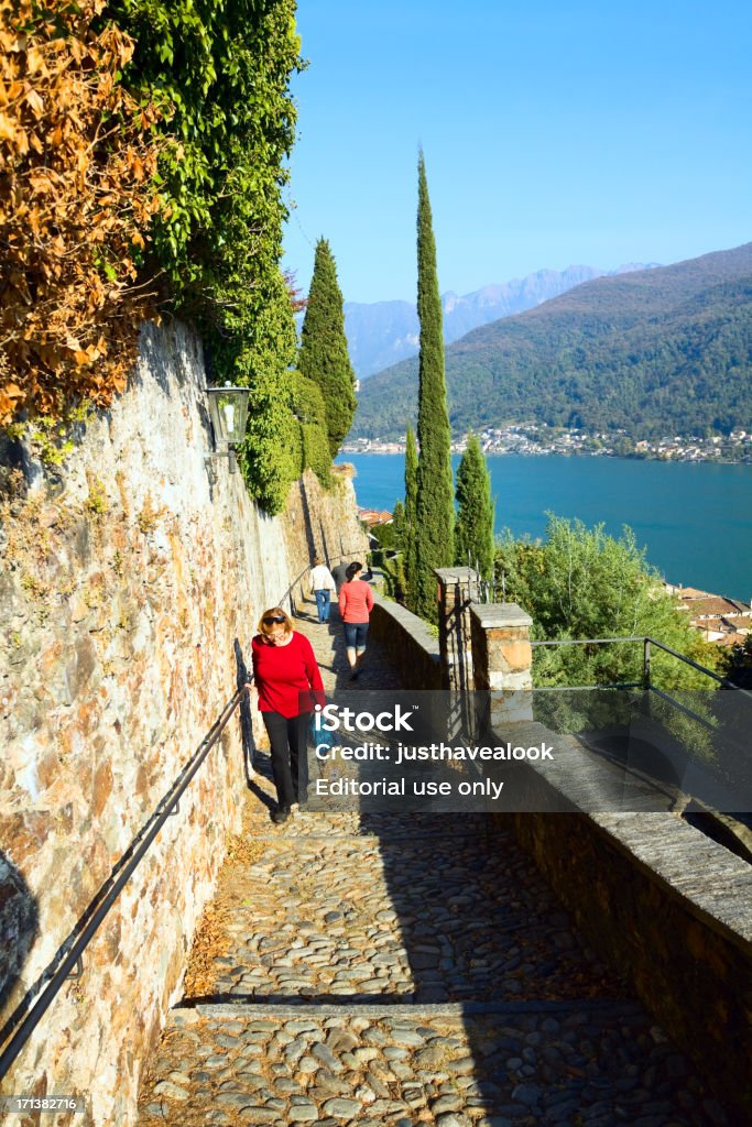 Ходьба по лестнице в Morcote mediaval - Стоковые фото Lake Lugano роялти-фри