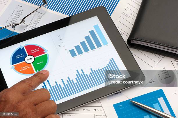 Gestión De Relaciones Con El Cliente De Negocios En La Mesa Gráfico Digital Foto de stock y más banco de imágenes de Gestión de relaciones con el cliente