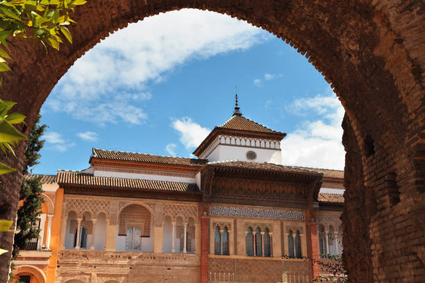 palacio pedro i, real alcázar, sevilla, españa - seville alcazar palace sevilla arch fotografías e imágenes de stock