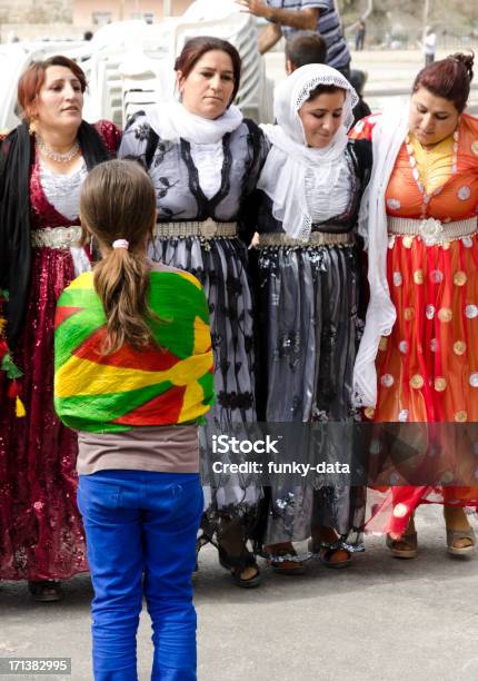 Foto de Curdo Mulher Em Traje Tradicional Dança e mais fotos de stock de Adulto - Adulto, Anatólia, Anatólia Oriental