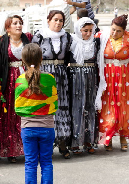 курдского происхождения женщин в традиционном платье танцы (halay) - women indigenous culture middle east traditional culture стоковые фото и изображения