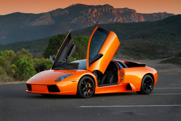 lamborghini Murcielago ao pôr do sol com portas abertas - fotografia de stock