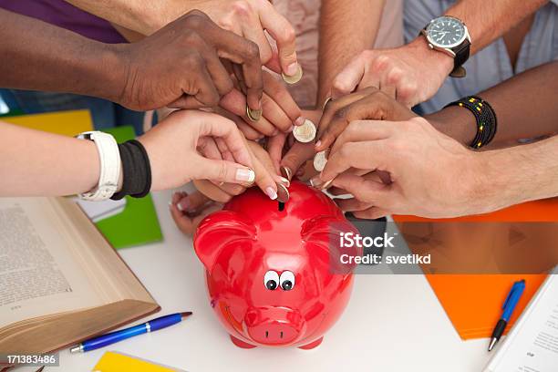 Gruppe Von Studenten Die Eingabe Von Münzen In Ein Sparschwein Stockfoto und mehr Bilder von Abmachung