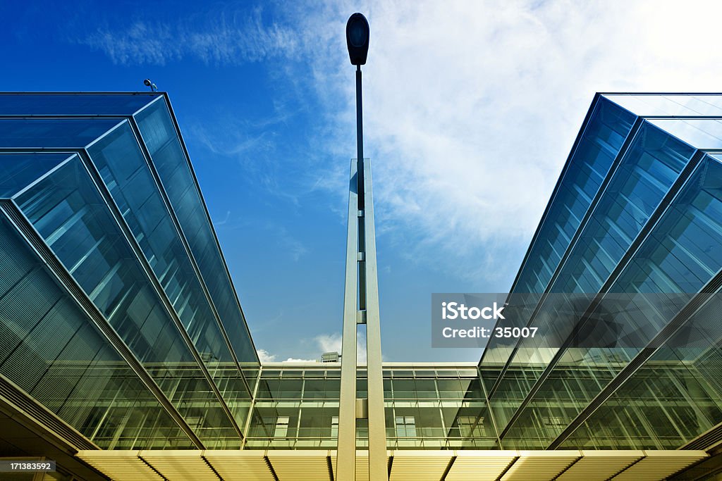 Moderno edificio de oficinas - Foto de stock de Acero libre de derechos