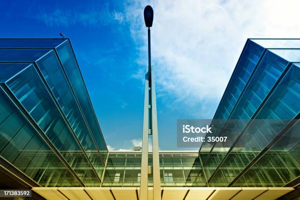 Moderno Edificio De Oficinas Foto de stock y más banco de imágenes de Acero - Acero, Aire libre, Alemania