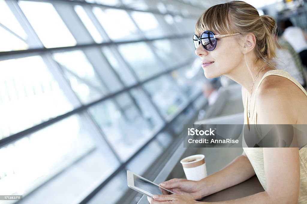 Junge Frau mit Tablet PC - Lizenzfrei Café Stock-Foto