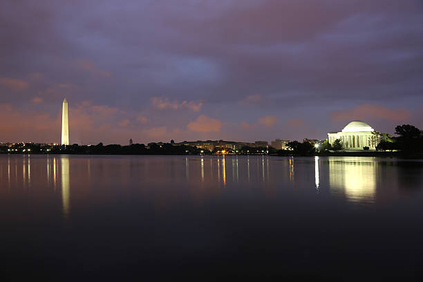 вашингтон памятник и мемориал джефферсона - washington dc night jefferson memorial memorial стоковые фото и изображения