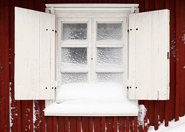 冬のウィンドウ - sweden cottage winter snow ストックフォトと画像