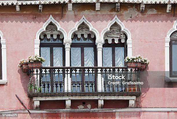 Fachada Do Palácio Em Grand Canal Em Veneza Itália - Fotografias de stock e mais imagens de Antigo