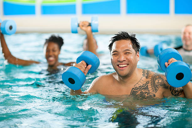 aquagym en groupe - water aerobics swimming pool exercising sport photos et images de collection