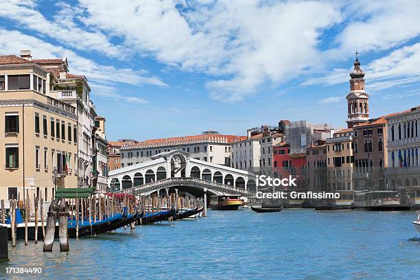 Foto de O Grand Canal E A Ponte Rialto Square Veneza Itália e mais fotos de stock de Arquitetura