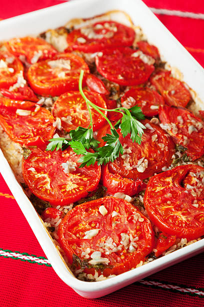 tomate e caçarola de arroz - casserole rice single object close up - fotografias e filmes do acervo