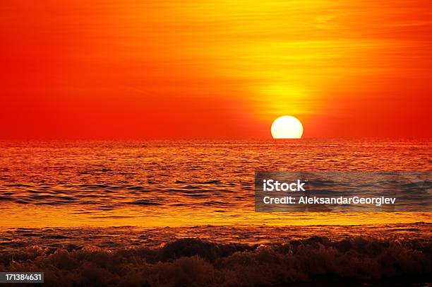 Spokojny Zachód Słońca Nad Puste Infinity Z Widokiem Na Ocean - zdjęcia stockowe i więcej obrazów Bez ludzi