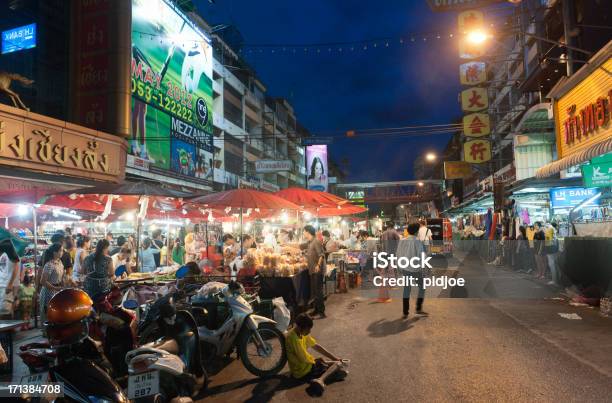 Photo libre de droit de Marché De Nuit De Chiang Mai Thaïlande banque d'images et plus d'images libres de droit de Acheter - Acheter, Activité commerciale, Affaires Finance et Industrie