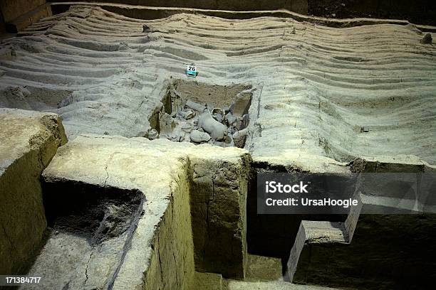 Caballo Terracota De Excavación Foto de stock y más banco de imágenes de Alfarería - Alfarería, Antiguo, Arcilla