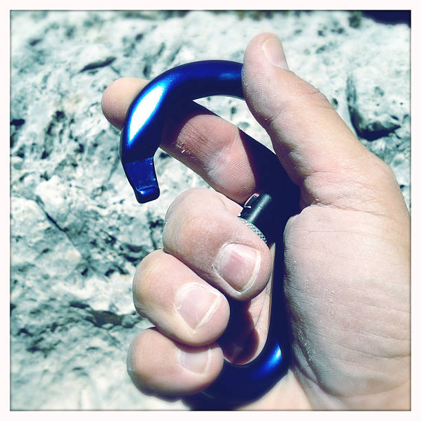카라비너 - alpinism carabiner human hand opening 뉴스 사진 이미지