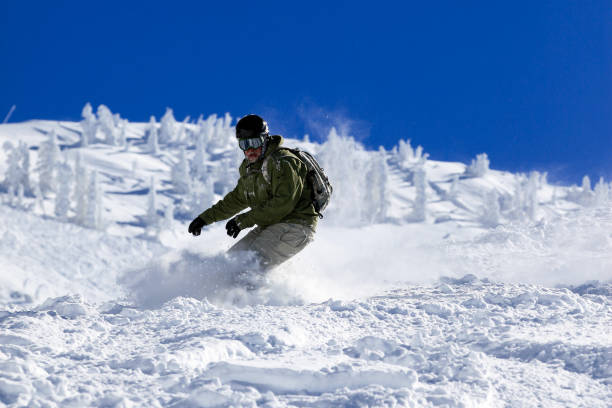 snowboarder en action dans la poudreuse - skiing sports helmet powder snow ski goggles photos et images de collection