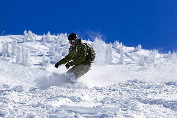 スノーボーダーのパウダースノーでの是正活動 - sports helmet powder snow ski goggles skiing ストックフォトと画像