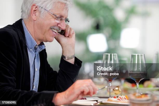 Photo libre de droit de Homme Daffaires Avec Téléphone Portable Après Le Déjeuner Au Restaurant banque d'images et plus d'images libres de droit de Adulte