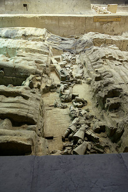 guerreiros de terracota em rumo totalmente errado - terracotta power famous place chinese culture - fotografias e filmes do acervo