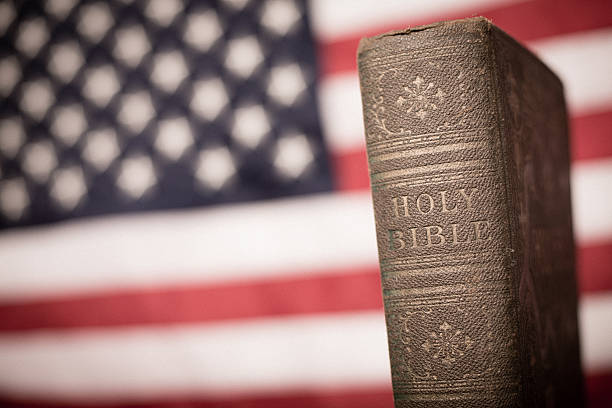 velha bíblia com fundo de bandeira americana, inclui espaço para texto - bible american flag flag old fashioned imagens e fotografias de stock