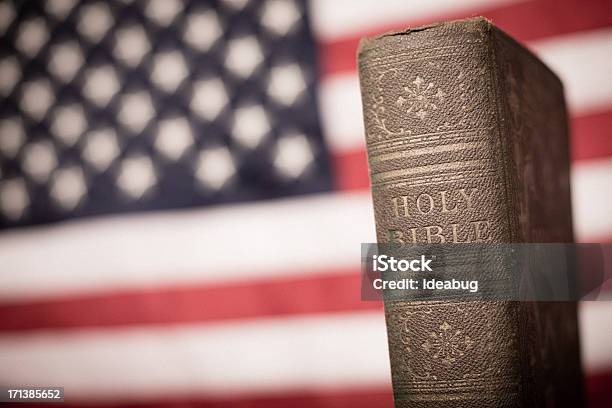 Velha Bíblia Com Fundo De Bandeira Americana Inclui Espaço Para Texto - Fotografias de stock e mais imagens de Bíblia