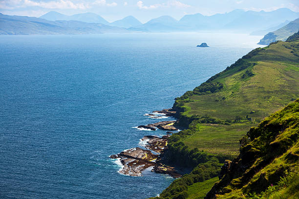 splendida costa della scozia, isola di skye, inner hebrides, regno unito - hill grass heath moor foto e immagini stock