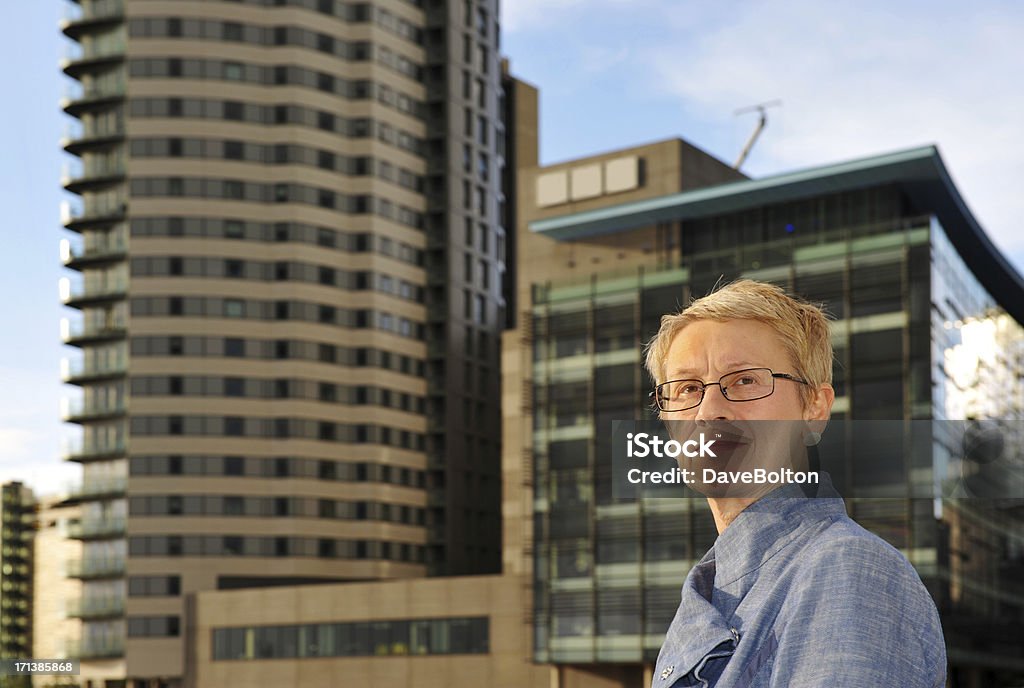 Mujer moderna en la ciudad - Foto de stock de 50-59 años libre de derechos