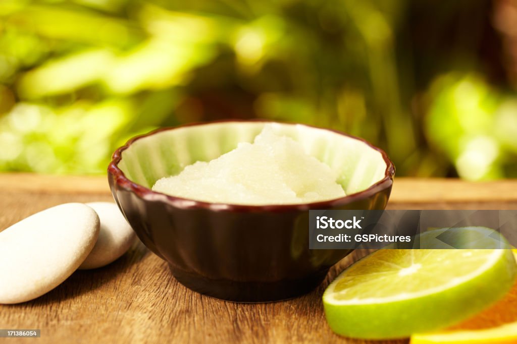 Spa salt scrub esfoliante fettine di lime e pietre Ghiaia - Foto stock royalty-free di Accudire