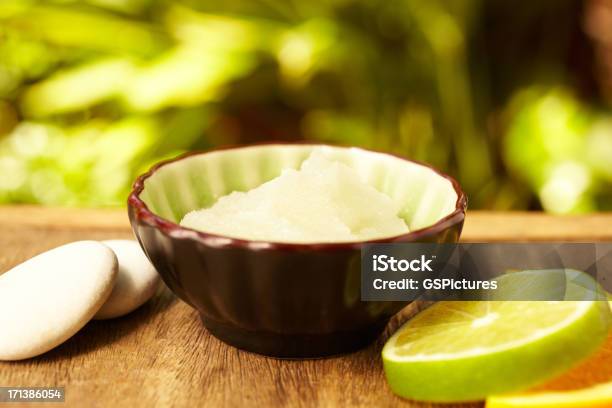 Spa Salt Scrub Esfoliante Fettine Di Lime E Pietre Ghiaia - Fotografie stock e altre immagini di Accudire