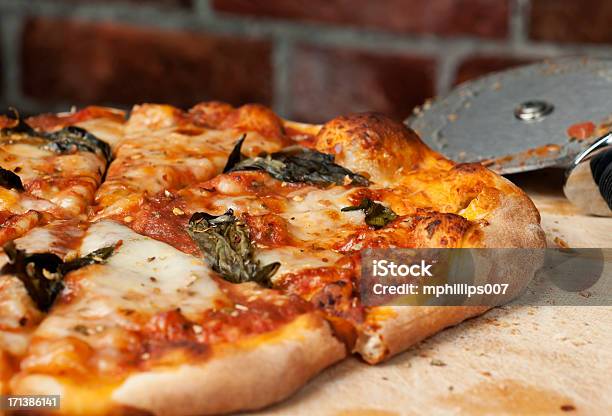 Pizza Margherita - zdjęcia stockowe i więcej obrazów Piec do pizzy - Piec do pizzy, Pizza margherita, Łopata do pizzy