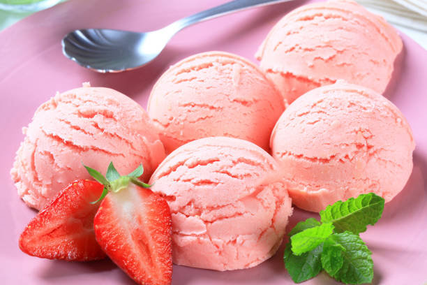 istock Scoops of ice cream 171386201