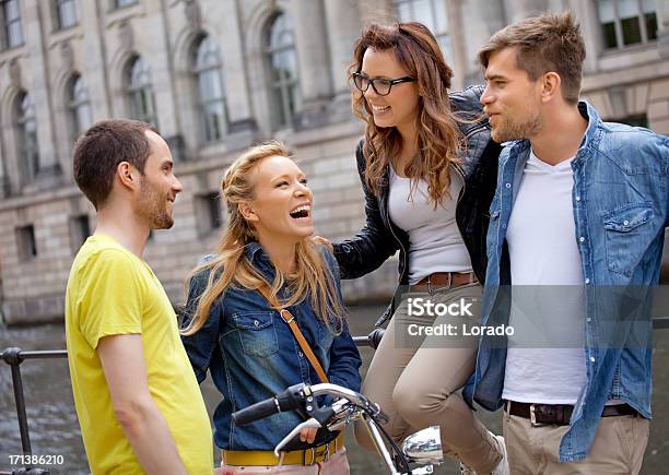 Photo libre de droit de Quatre Heureux Amis À Berlin banque d'images et plus d'images libres de droit de Allemagne - Allemagne, Amitié, Divertissement - Plaisir